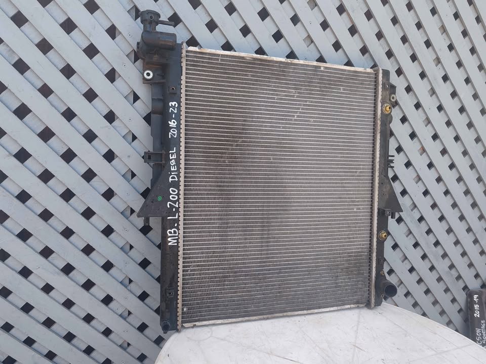 Radiador de agua automático Mitsubishi L200 2016 - 2023 - Imagen 3