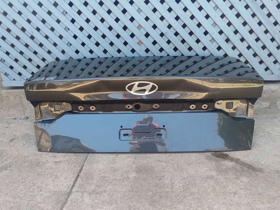 Tapa maleta Hyundai Accent 2024 - 2026