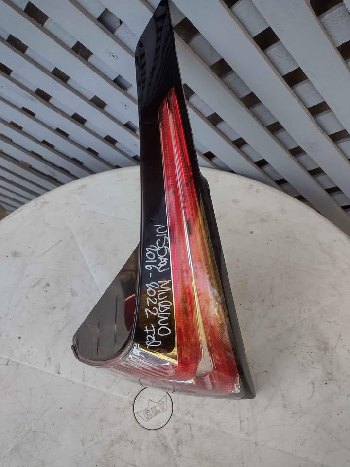 Foco trasero de portalón izquierdo Nissan Murano 2016 - 2022 - Imagen 4