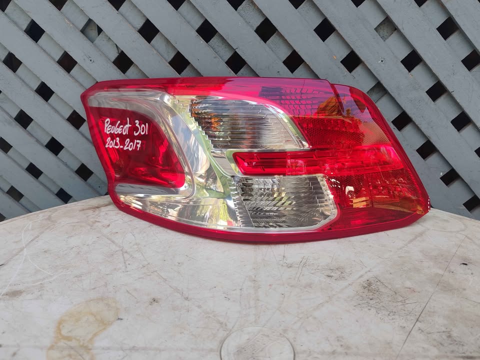 Foco trasero izquierdo Peugeot 301 2013 - 2017