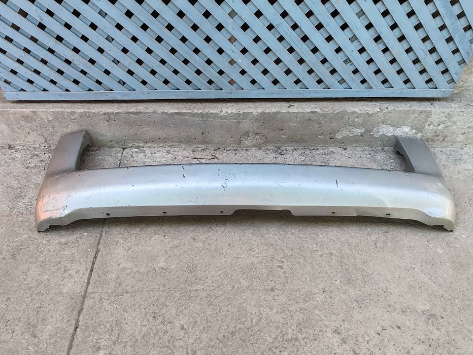 Parachoque trasero Hyundai H100 1998 - 2002 - Imagen 2