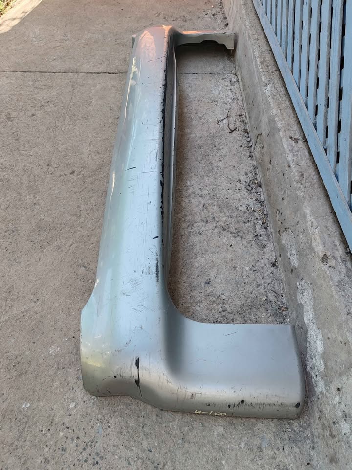 Parachoque trasero Hyundai H100 1998 - 2002 - Imagen 4