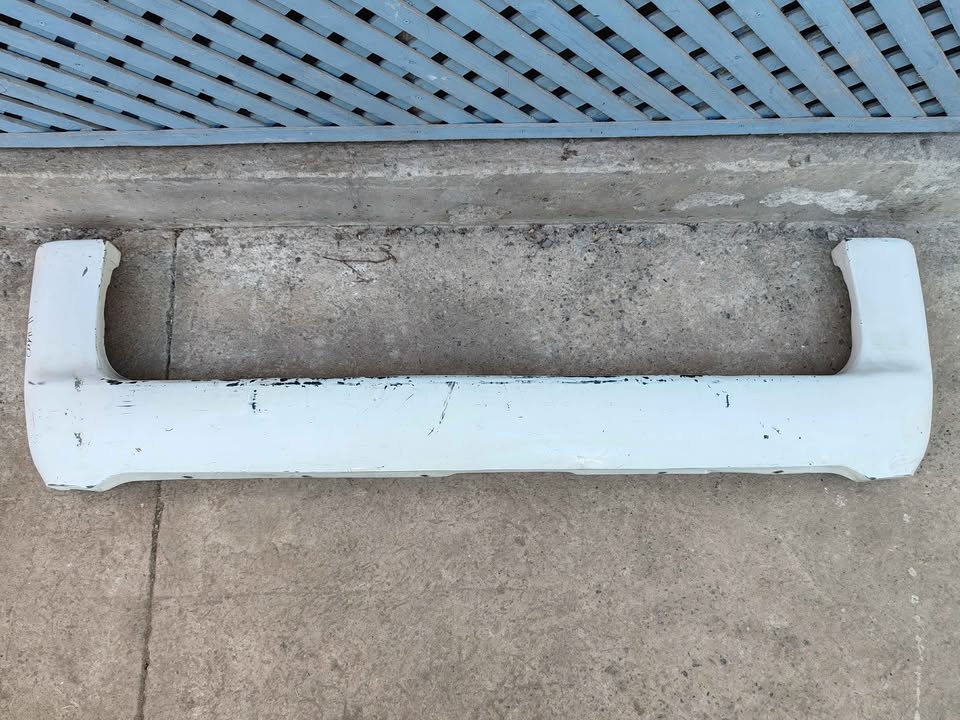 Parachoque trasero Hyundai H100 1998 - 2002 (ll)