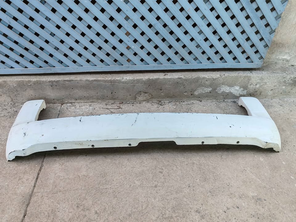 Parachoque trasero Hyundai H100 1998 - 2002 (ll) - Imagen 2