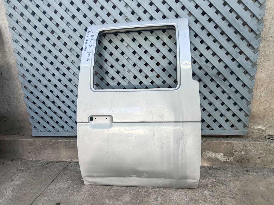 Puerta trasera derecha Nissan D21 1994 - 2007