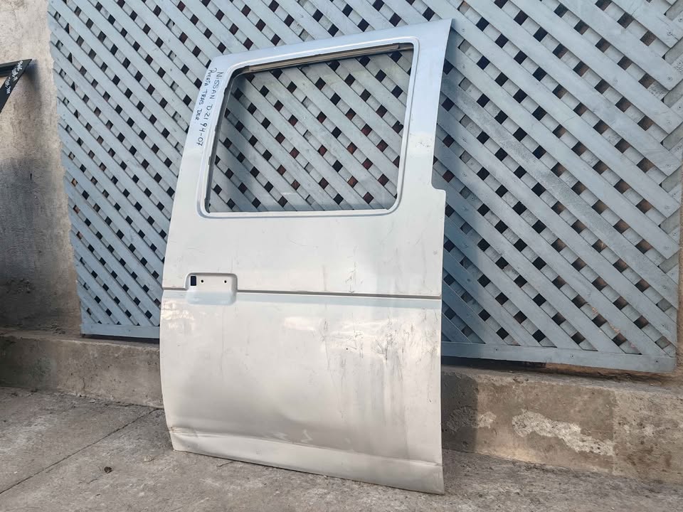 Puerta trasera derecha Nissan D21 1994 - 2007 - Imagen 3