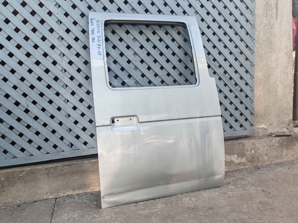 Puerta trasera derecha Nissan D21 1994 - 2007 - Imagen 4