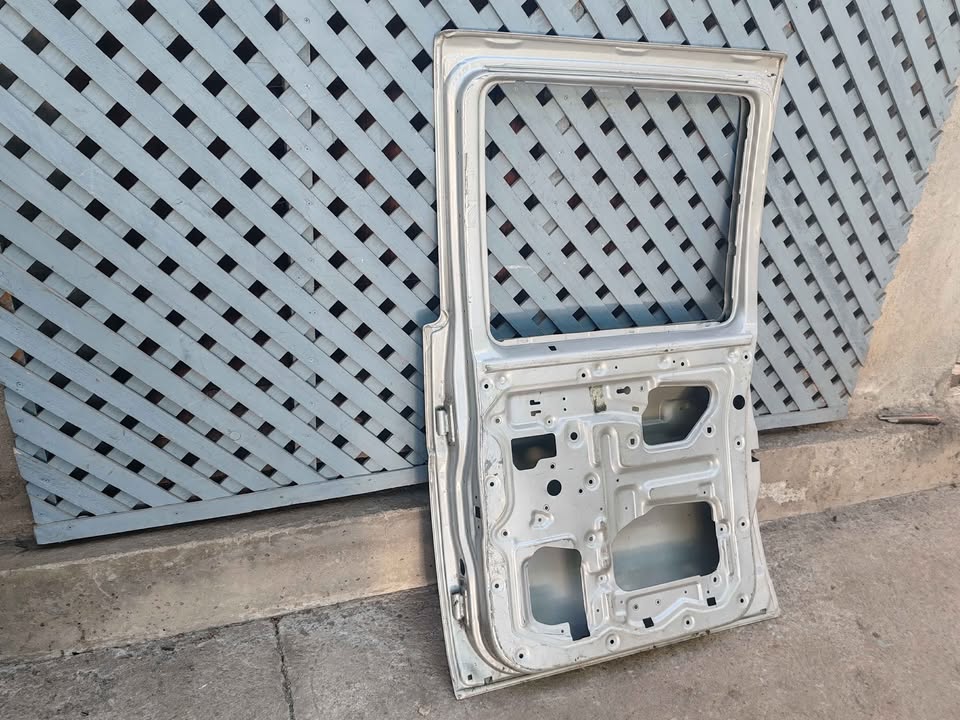 Puerta trasera derecha Nissan D21 1994 - 2007 - Imagen 7