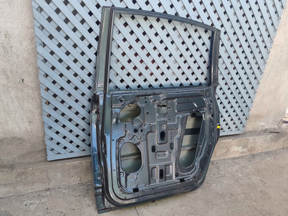 Puerta trasera derecha Ssangyong Stavic 2008 - 2019 - Imagen 6