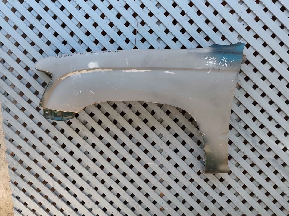 Tapabarro izquierdo Toyota Hilux 1998 - 2004