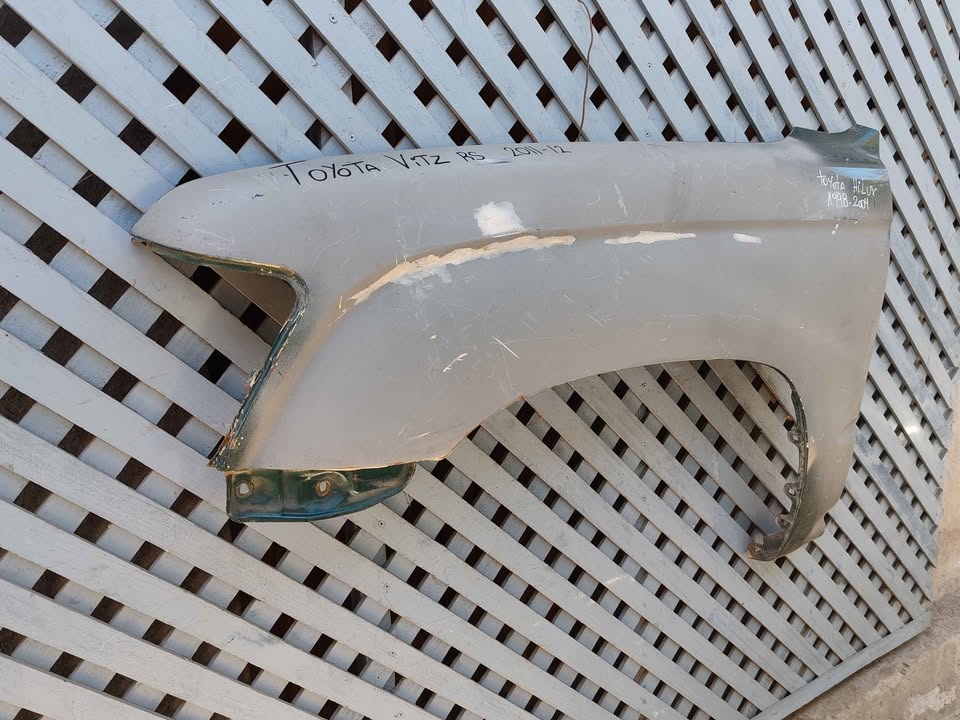 Tapabarro izquierdo Toyota Hilux 1998 - 2004 - Imagen 3