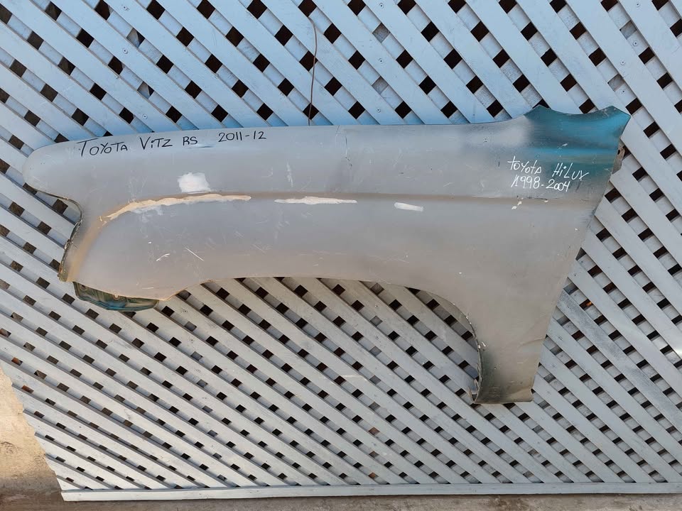 Tapabarro izquierdo Toyota Hilux 1998 - 2004 - Imagen 2