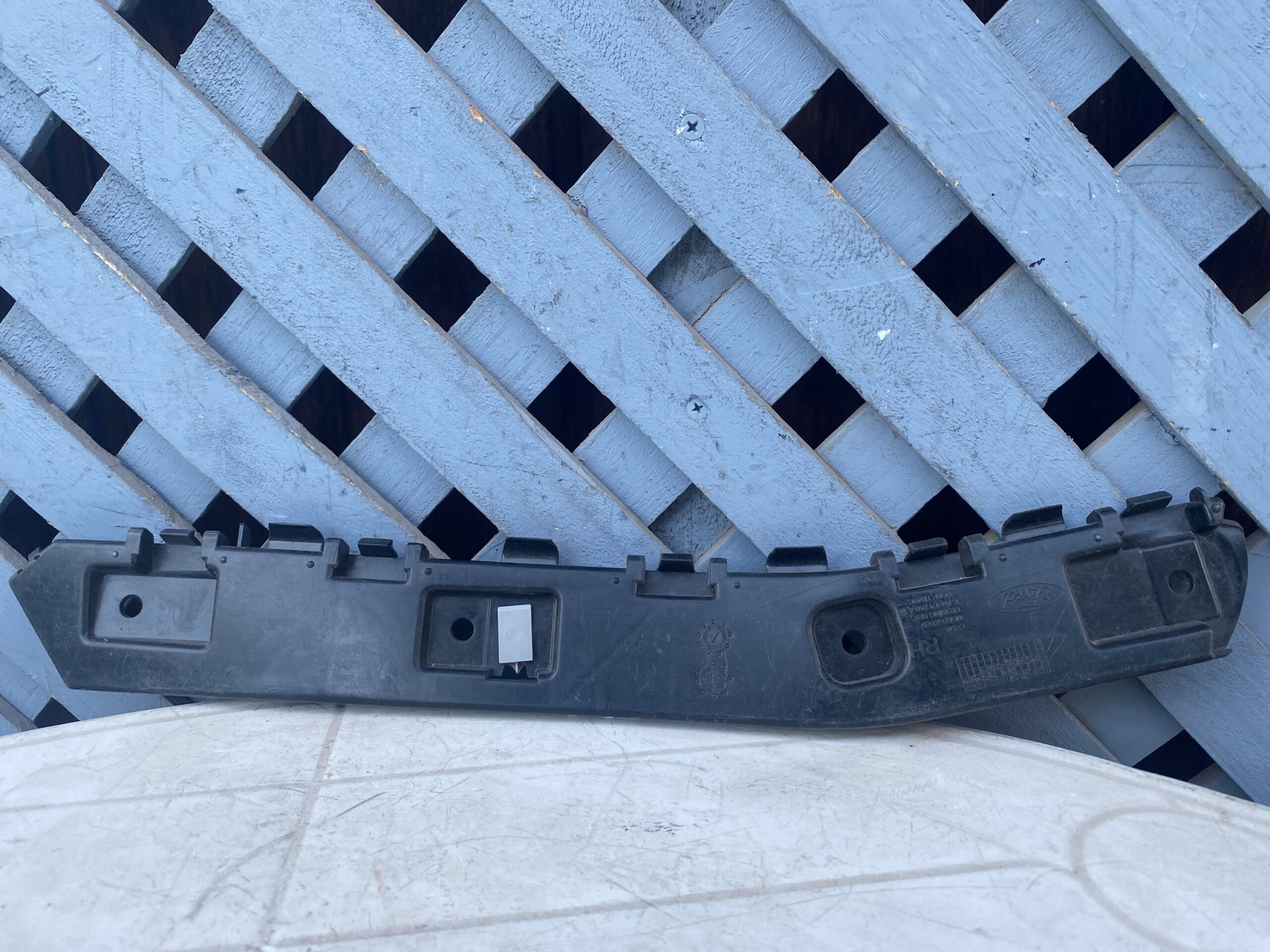 Mensula trasera derecha Ford Escape 2013 - 2016