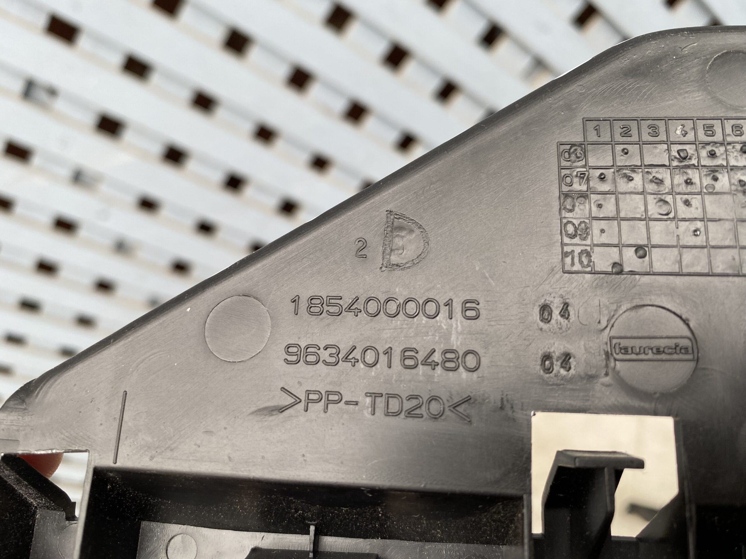 Mensula trasera derecha Peugeot 301 2001 - 2005 - Imagen 3