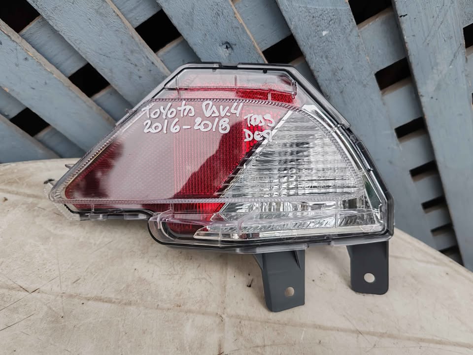 Mica de parachoque trasero derecho Toyota Rav4 2016 - 2018