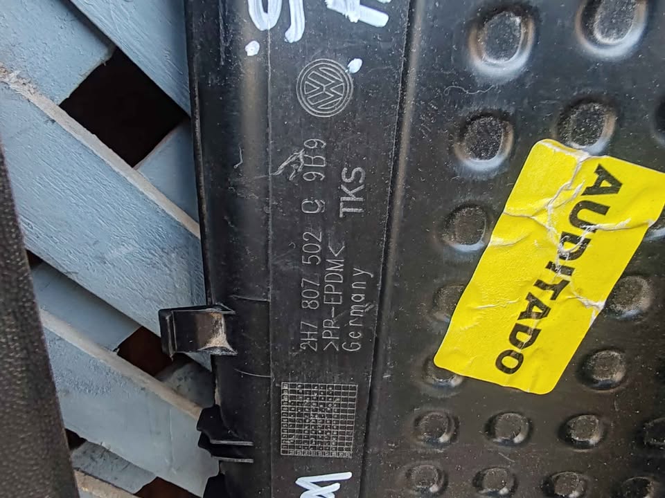 Moldura central de parachoque trasero Volkswagen Amarok 2010 - 2022 - Imagen 4