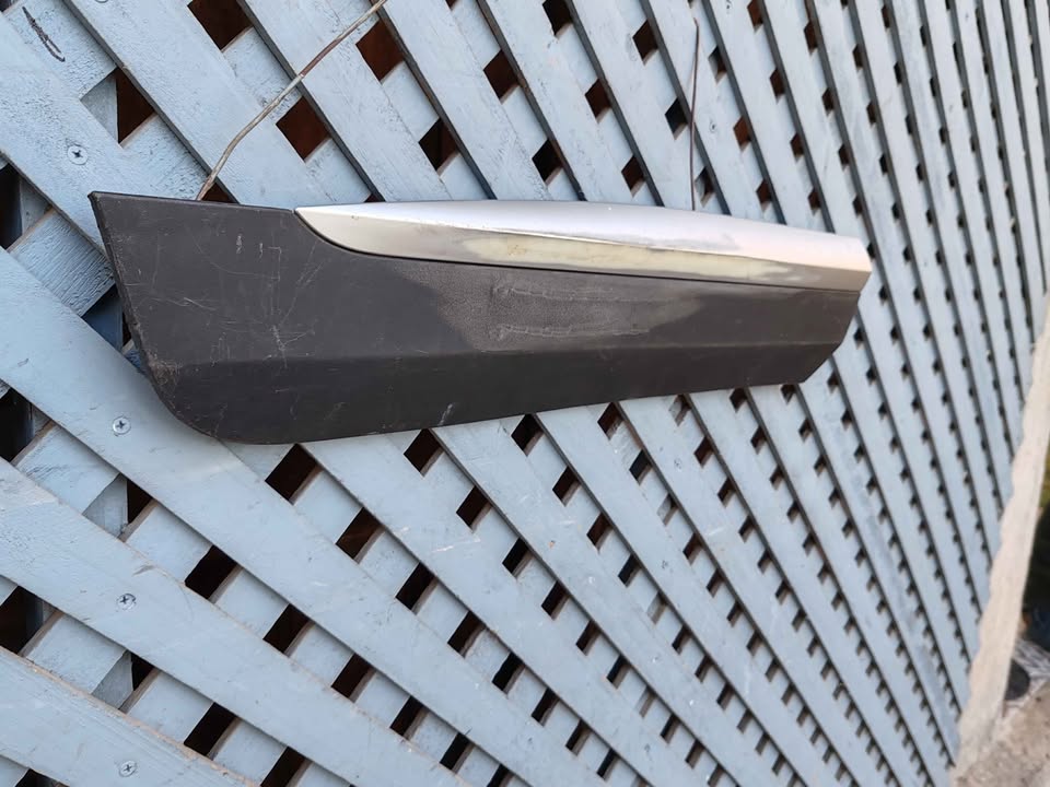 Moldura de puerta trasera derecha MG ZS 2018 - 2024 - Imagen 2