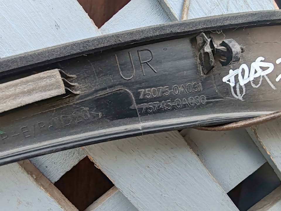 Moldura de puerta trasera derecha Toyota Corolla Cross 2021 - 2025 (I) - Imagen 3