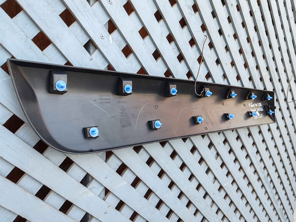 Moldura de puerta trasera izquierda Renault Dokker 2015 - 2021 - Imagen 4