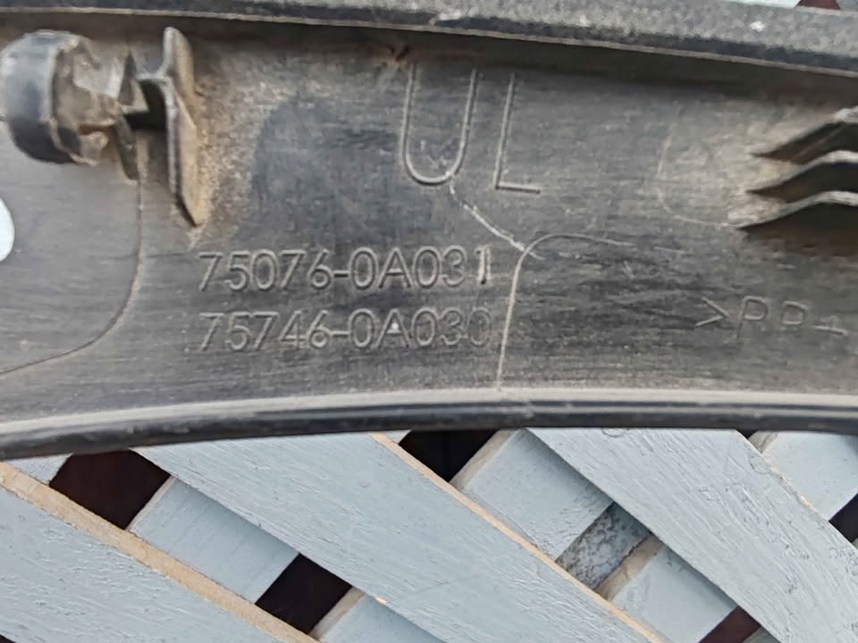Moldura de puerta trasera izquierda Toyota Corolla Cross 2021 - 2025 - Imagen 3