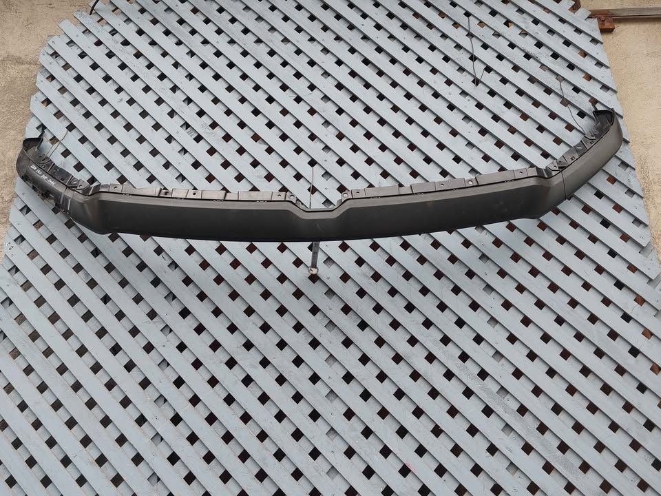 Moldura superior de máscara Dodge RAM 1500 2019 - 2026
