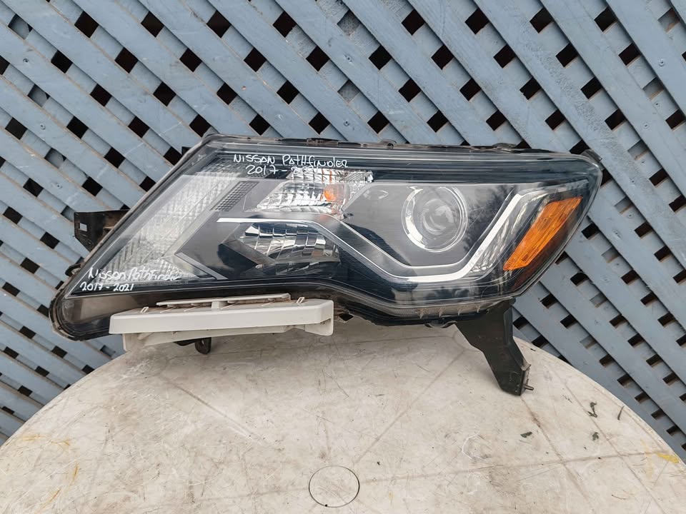 Óptico izquierdo Nissan Pathfinder 2017 - 2021