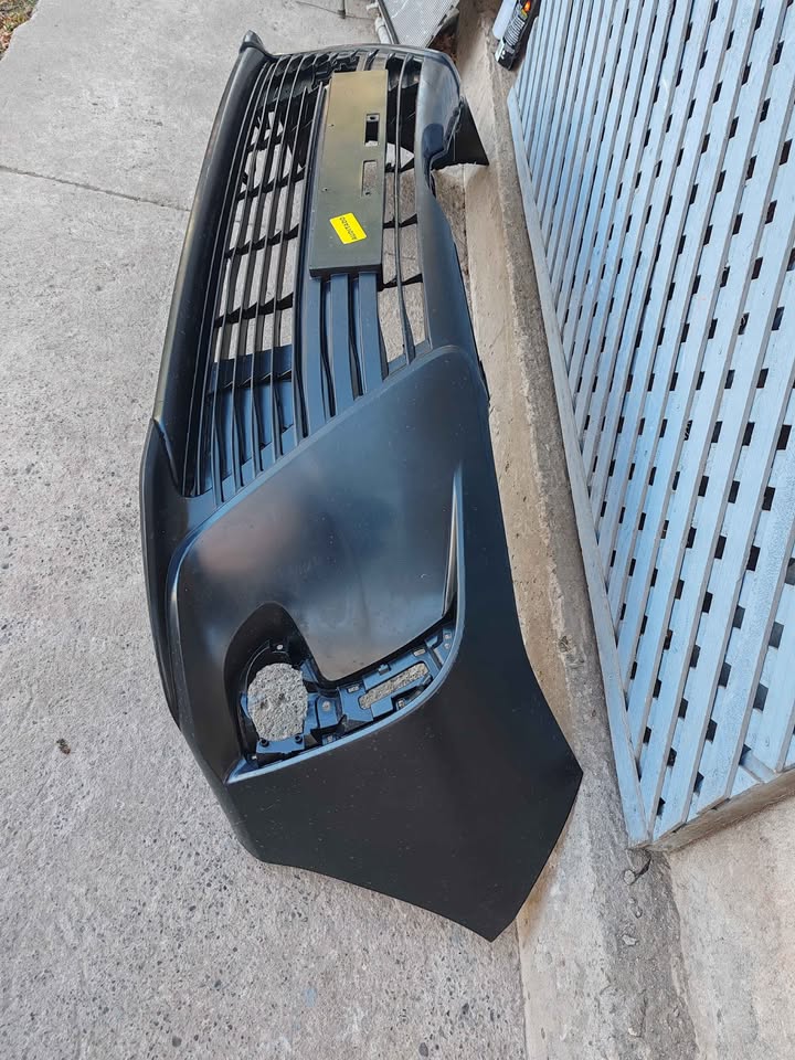 Parachoque delantero Toyota Yaris sedan 2022 - 2023 - Imagen 3