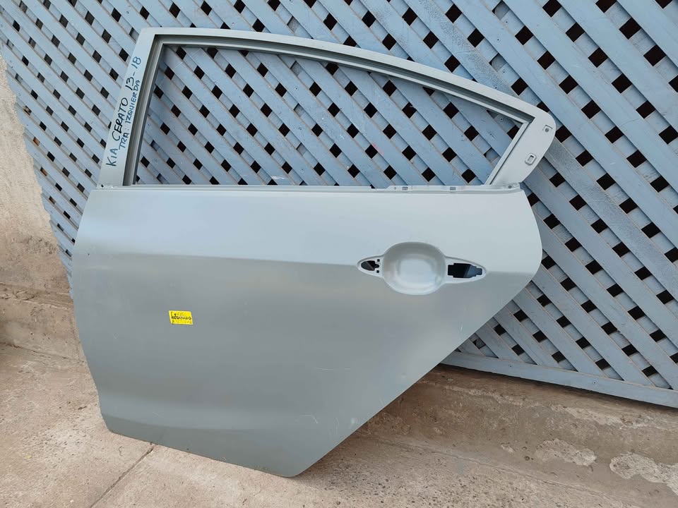 Puerta trasera izquierda Kia Cerato 2013 - 2016 - Imagen 3
