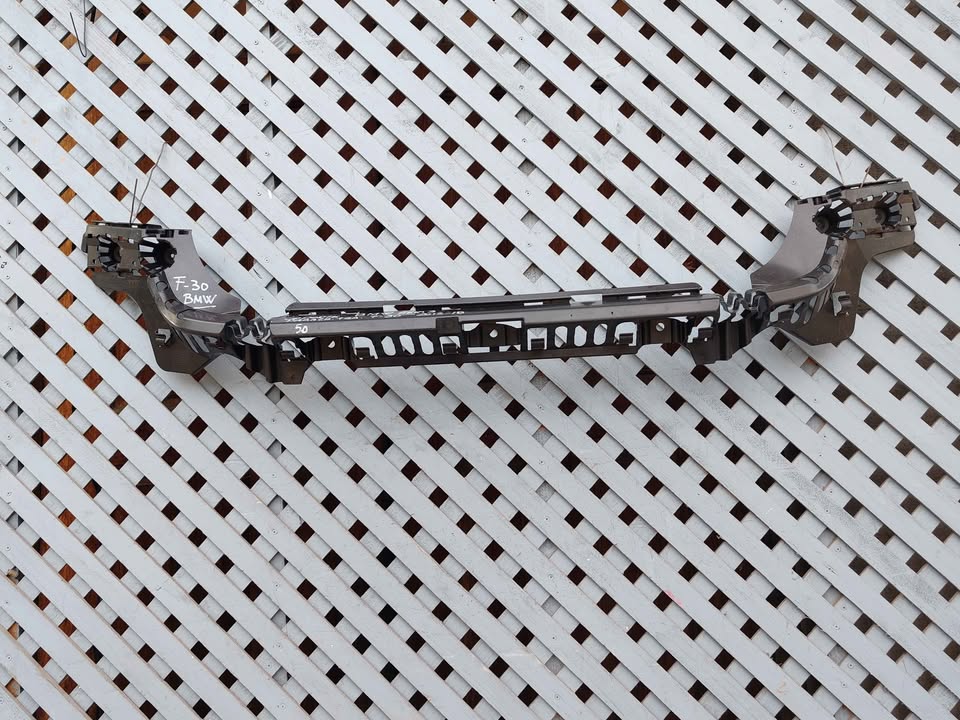 Soporte central de parachoque trasero BMW F30 2012 - 2018